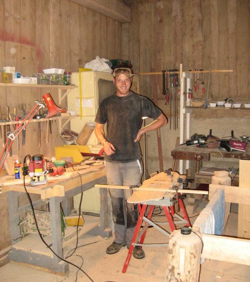 Die Anfänge meines Kunsthandwerkerdaseins in Slowenien bei der Fertigung eines Stecktisches.